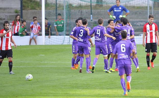 Los jugadores del Real Valladolid celebran el golazo de Guzmán en el amistoso que jugaron el 2015 contra el Athletic, en Sestao /IGNACIO PÉREZ