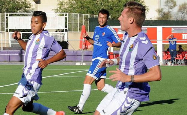 Dos jugadores del Real Valladoli B durante un partido de pretemporada.