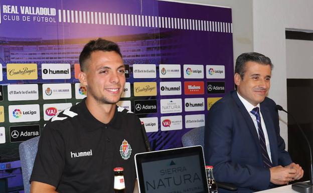 Plano, con Miguel Ángel Gómez, el día en el que fue presentado como jugador del Real Valladolid