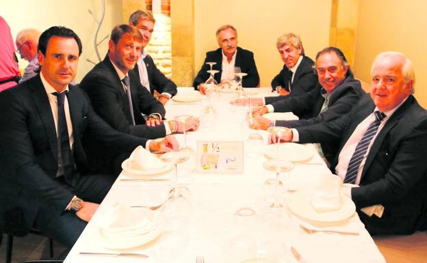 José Antonio García Calvo (primero por la izquierda), Carlos Suárez (segundo) y José Moro (quinto), en la comida de directivas en León.