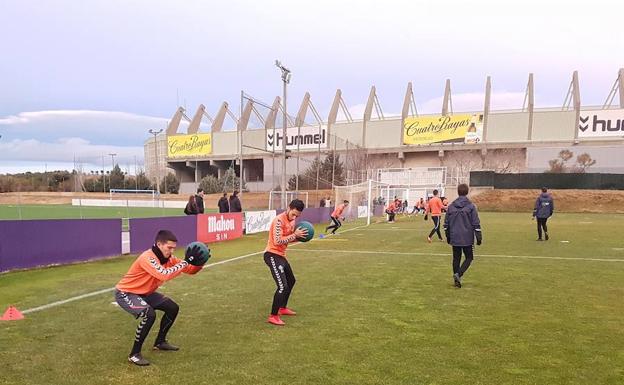Los jugadores del Real Valladolid, en la vuelta a los entrenamientos tras las vacaciones de Navidad./Alberto Mingueza