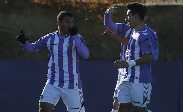 Los jugadores del Real Valladolid B celebran un gol en un partido anterior. /G. Villamil