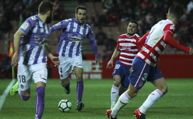 Kiko Olivas conduce el balón en el partido de Granada./Antonio L Juarez-LOF