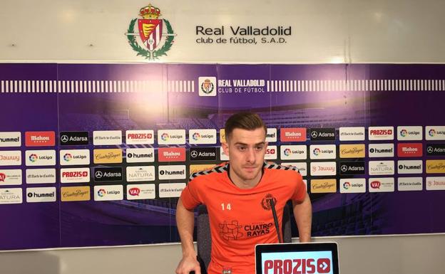 Toni Martínez toma asiento en la sala de prensa del Nuevo José Zorrilla. /J.A.P.