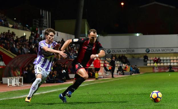 Toni Villa, que hizo un gran partido en el encuentro disputado en Reus, persigue a Pablo Íñiguez/. LAILA