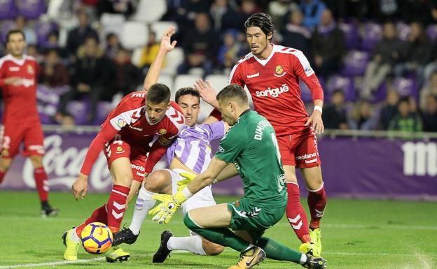 Mata intenta colar el balón rodeado de defensores en el partido de ida contra el Nástic. /EL NORTE