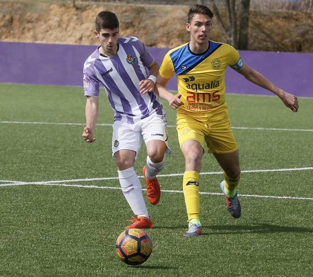 Arnaiz intenta controlar un balón en el último encuentro de liga, disputado el pasado domingo./G. Villamil