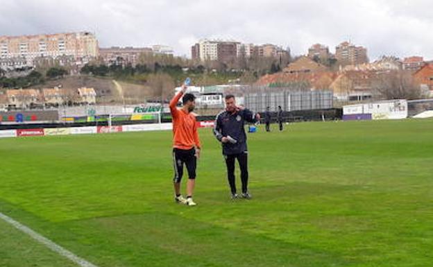 Moyano habla con el segundo entrenador, Diego Ribera, al concluir el entrenamiento matutino. /F. B.