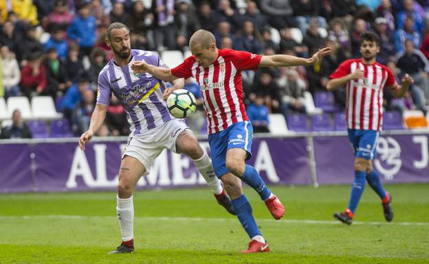 Borja pelea por el control del balón./Alberto Mingueza