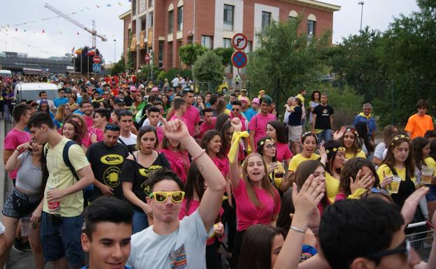 Inicio del desfile de peñas.