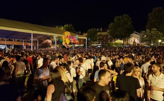 Ambientazo en la Plaza de España de La Flecha. /Jota de la Fuente