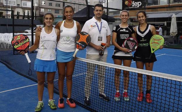 Bea Caldera con las finalistas del campeonat.