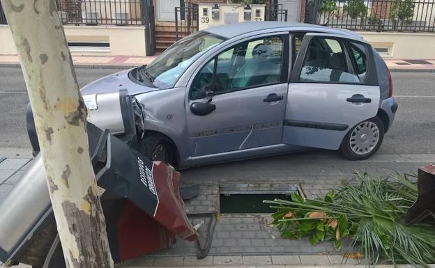 Estado del vehículo siniestrado tras impactar contra un árbol y un contenedor soterrado.