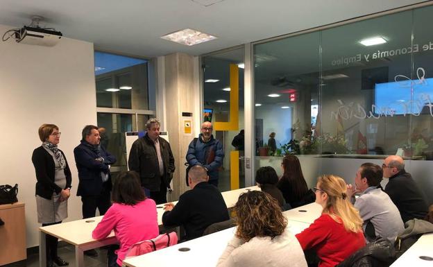 El alcalde de Arroyo, José Manuel Barrio, con la concejala de Empleo, Mar Redondo, en la apertura del curso. /Jota de la Fuente