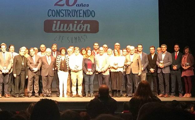 Margarita Santos, concejal de Arroyo, a la derecha nada más recoger el reconocimiento. /Jota de la Fuente