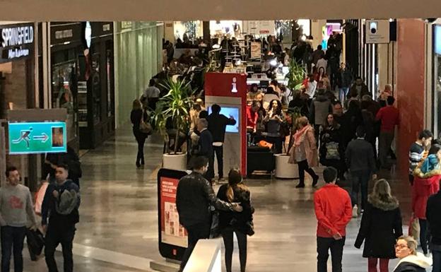 Miles de visitantes pasarán por RÍO Shopping en rebajas. /Jota de la Fuente