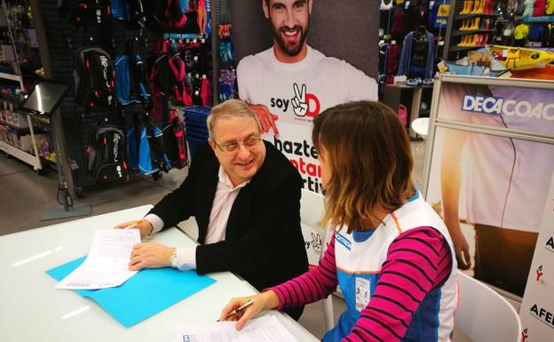 Gerardo García Alaguero, presidente de la Asociación de Federaciones Deportivas de Castilla y León, AFEDECyL, y la directora de Decathlon Valladolid, Amaranda Pérez Blanca. /Jota de la Fuente