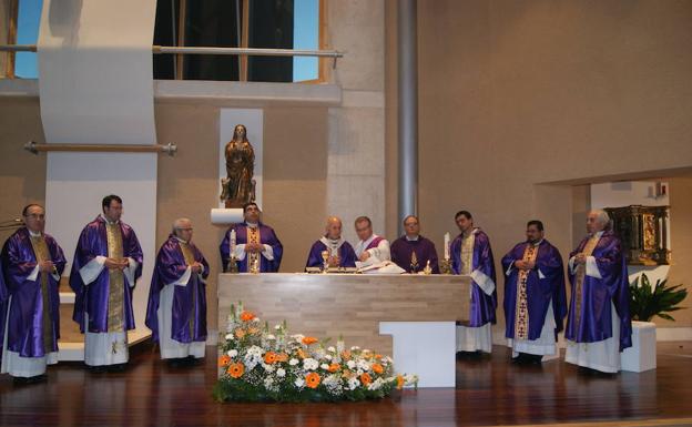 Momentos previos a la consagración en la nueva iglesia de La Flecha. /Jota de la Fuente
