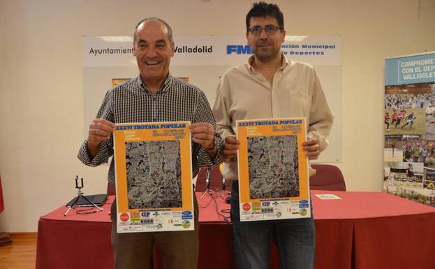 Fernando Rodríguez Tocino, junto a Alberto Bustos, presentan el cartel de la prueba.