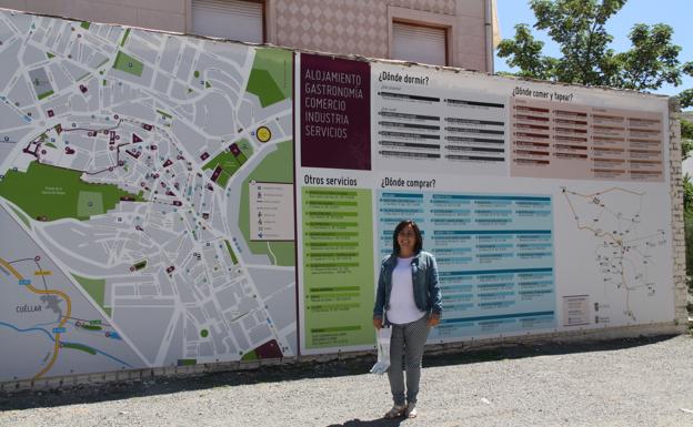 Nuria Fernández, junto al gran plano-guía instalado junto al estacionamiento de autobuses. /M. Rico