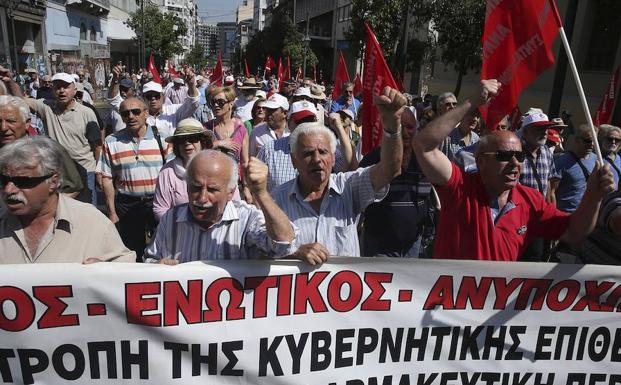 Pensionistas protestan contra los recortes en sus pensiones y seguros médicos en el centro de Atenas.