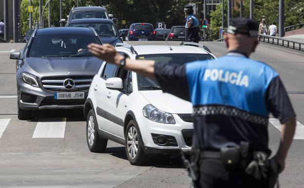 Un policía municipal regula el tráfico en las calles de Valladolid. /Alberto Minguez