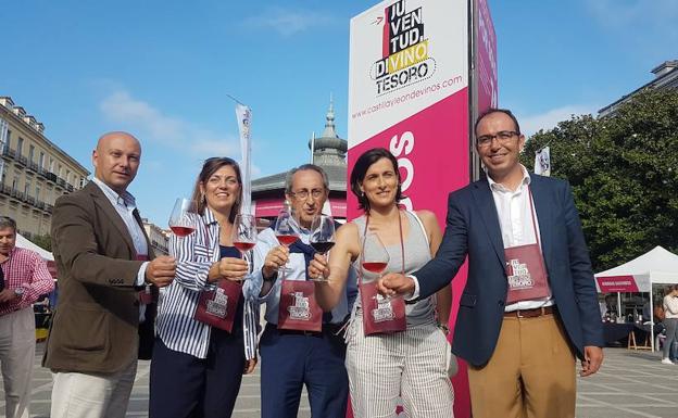 El vicepresidente de la Diputación de Palencia, Luis Calderón, con la consejera de Agricultura, el presidente de la DO Cigales, la alcaldesa de Santander y el vicepresidente de la Diputación de Valladolid.