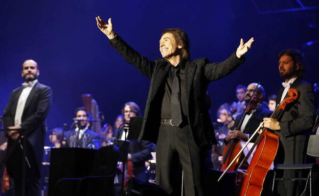 Raphael, en un concierto en el Palacio de Deportes de Madrid. /Efe