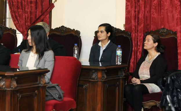 Raquel Gago, en primera fila, junto a Triana y su madre Montserrat durante el juicio./J. Casares