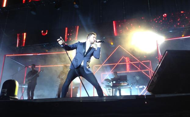 David Bisbal, al inicio del concierto en la Plaza Mayor de Arroyo./Jota De la Fuente
