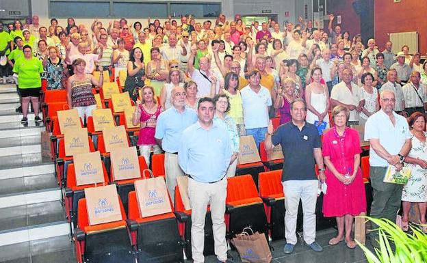 Foto de familia de todos los asistentes en el aulario de La Yutera.