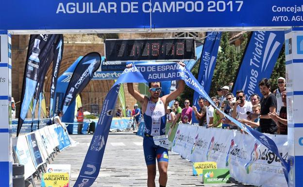 Emilio Martín entra en la meta de Aguilar.