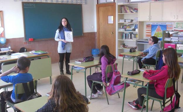 Una profesora da clase en un aula/El Norte