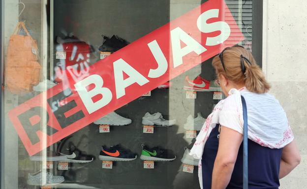 Una mujer observa un escaparate en periodo de rebajas./R. Gómez