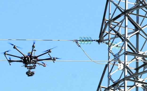 Inspección de con drones de torres y postes del tendido eléctrico en al provincia. /A. de Torre