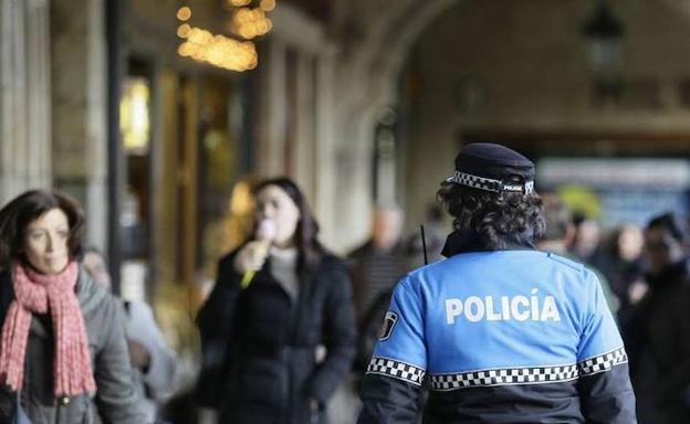 Un policía local camina bajo los soportales de la Plaza Mayor de Salamanca./Almeida