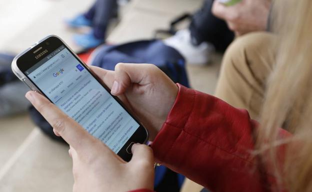 Un usuario consulta su teléfono móvil./EL NORTE