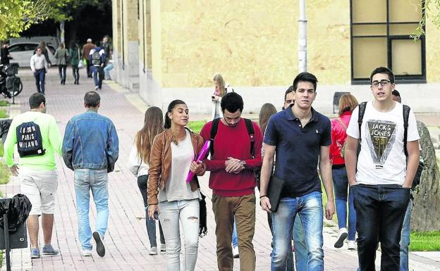 Estudiantes universitarios en el Campus Miguel de Unamuno.