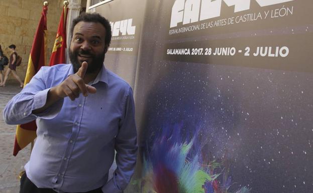 Carlos Jean, director del festival, junto al cartel. /Efe
