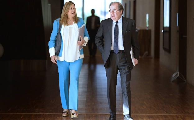 Pilar del Olmo y Juan Vicente Herrera en las Cortes de Castilla y León./EFE