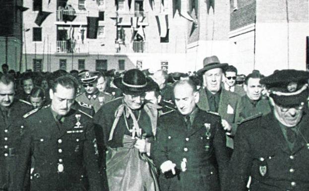 Arrese, a la izquierda del arzobispo García Goldáraz, visitando las casas construidas por la Obra Sindical del Hogar, el 4 de marzo de 1956