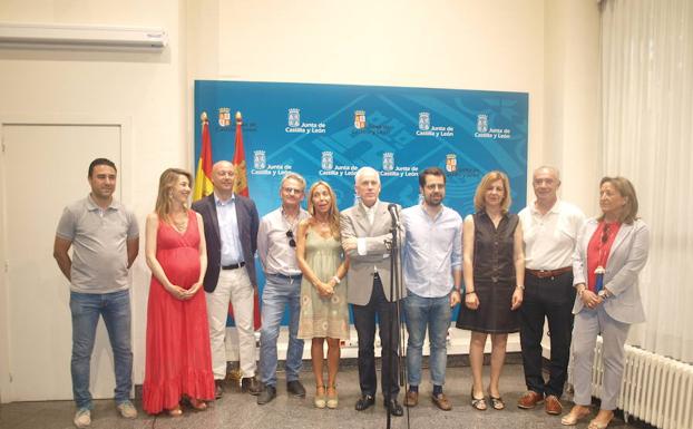 El delegado de la Junta, en el centro, con responsables de la diputación y alcaldes de los municipios en los que se enclavan los yacimientos