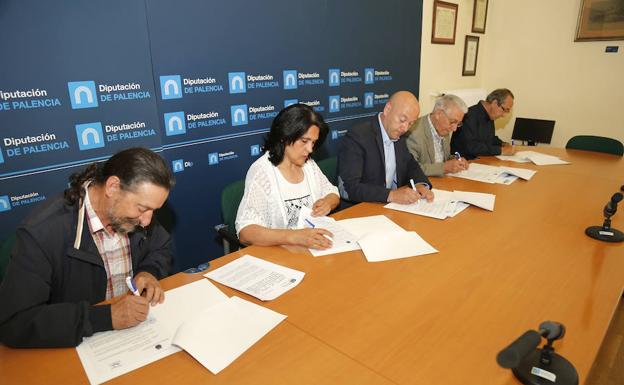 Firma de los convenios en la Diputación de Palencia.