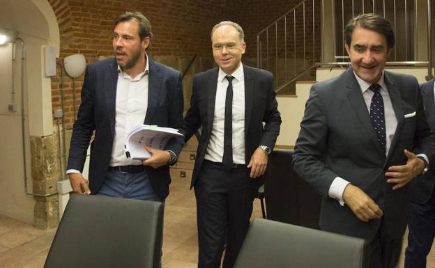 Óscar Puente, Juan Bravo (presidente de Adif) y Juan Carlos Suárez-Quiñones/Gabriel Villamil