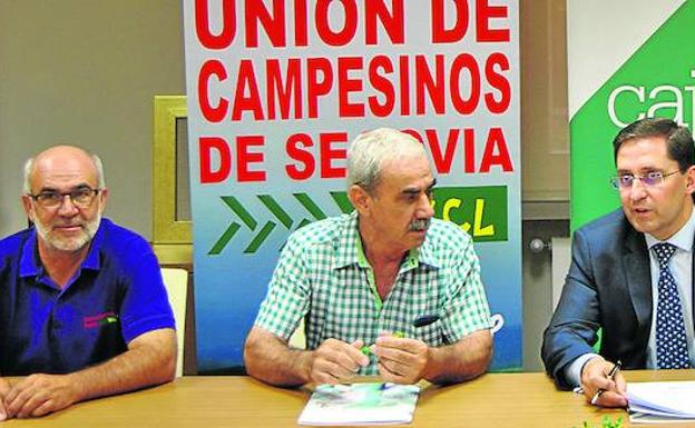 Fernando de la Fuente (izquierda), Eduardo Herguedas, José María Chaparro, en el acto de renovación del convenio.