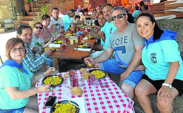 Familias enteras se dieron cita durante la comida de confraternidad.