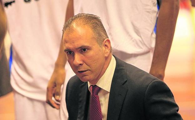 El nuevo entrenador del Palencia Baloncesto, en un partido con el Força Lleida.