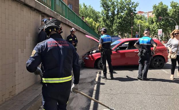 Bomberos y Policía comprobando los daños del vehículo