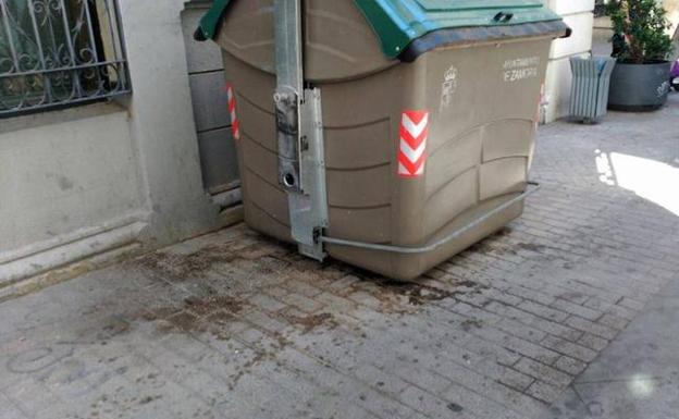 Suciedad junto a un contenedor en la calle Pelayo de Zamora.
