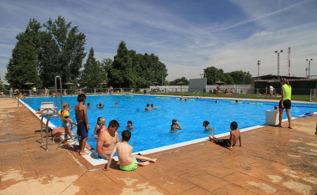 Varios bañistas se refrescan en la piscina de La Albuera, en Segovia.